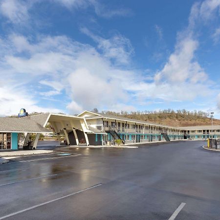 Rosewood Inn & Suites Роузбърг Екстериор снимка