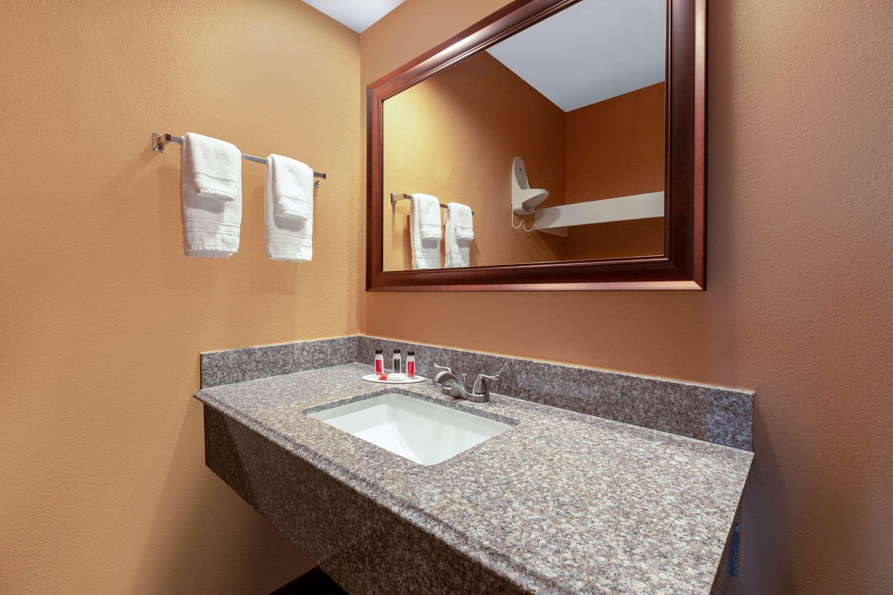 Rosewood Inn & Suites Роузбърг Екстериор снимка