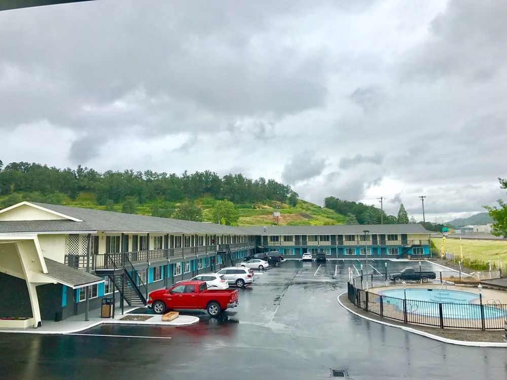 Rosewood Inn & Suites Роузбърг Екстериор снимка