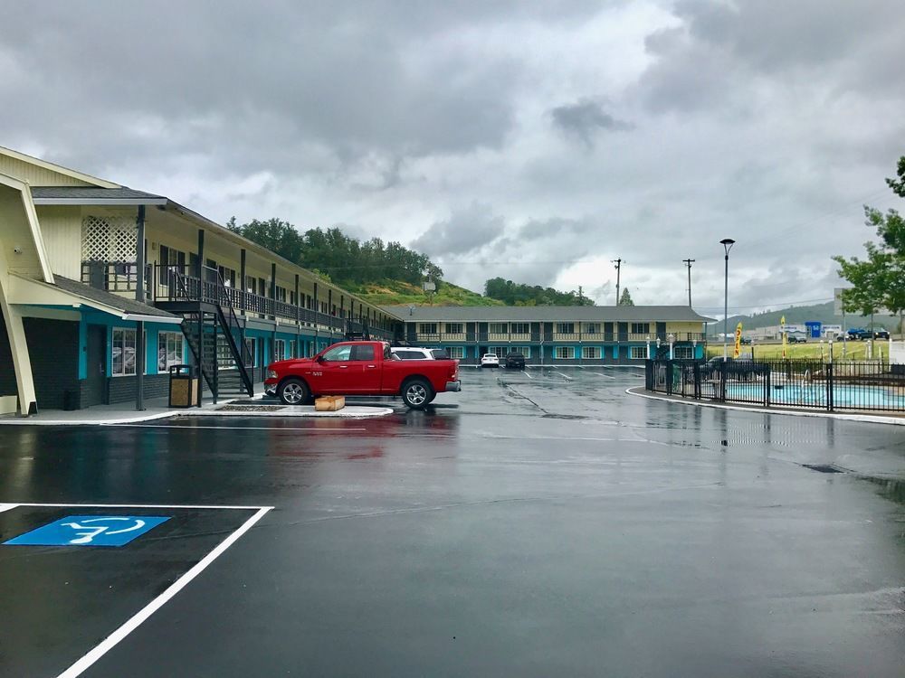Rosewood Inn & Suites Роузбърг Екстериор снимка