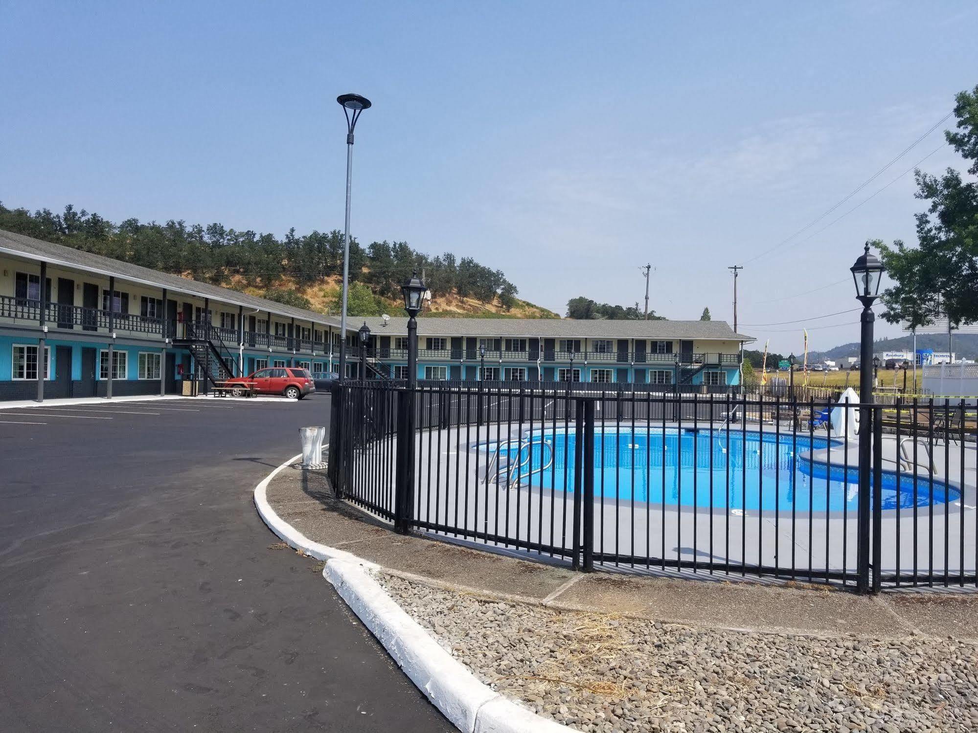 Rosewood Inn & Suites Роузбърг Екстериор снимка