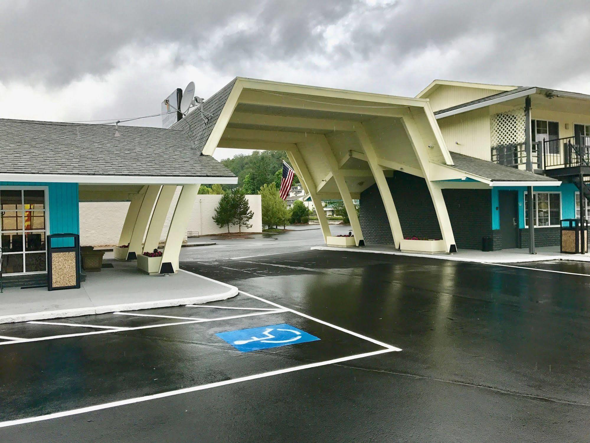 Rosewood Inn & Suites Роузбърг Екстериор снимка