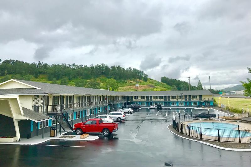 Rosewood Inn & Suites Роузбърг Екстериор снимка